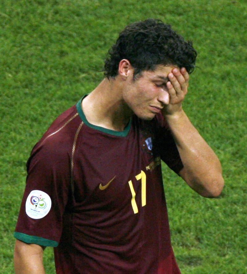 2004年欧洲杯c罗痛哭